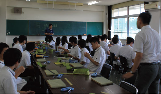 兵庫県立尼崎高等学校のみなさまと畳についてのお話を。