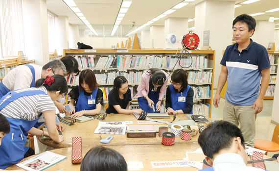 神戸市兵庫図書館の職員のみなさまと畳についてのお話を。