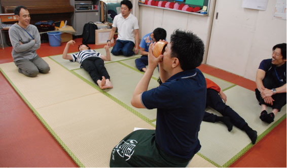 神戸市立盲学校のみなさまと畳についてのお話を。