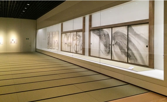 松江歴史館で開催中の企画展「長澤蘆雪（ながさわろせつ）—躍動する筆墨」に84枚の畳をレンタルした様子