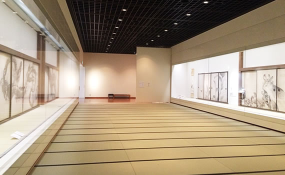 松江歴史館で開催中の企画展「長澤蘆雪（ながさわろせつ）—躍動する筆墨」に84枚の畳をレンタルした室内の正面からの様子